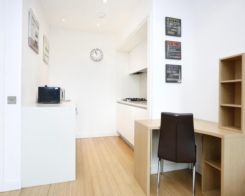 Modern & Stylish One-Bed Apt Apartment *